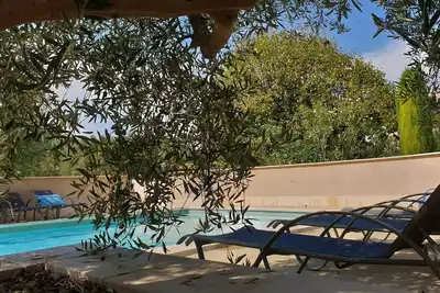 Image de En Provence, Joli corp de ferme rénové avec piscine, parc arboré et fleuri