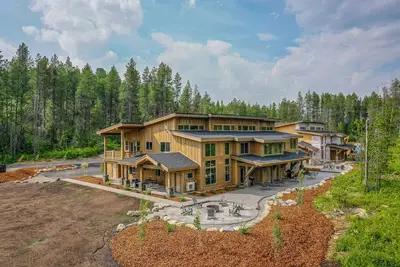 Soak up Glacier Here•Modern 2 Bd/2ba • Private Spa