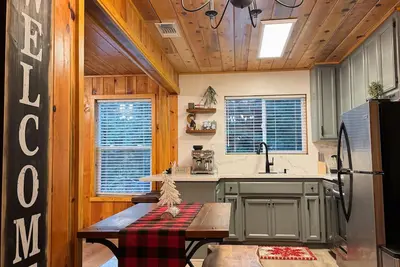 Image de Secluded Cabin with Hot tub on spacious private lot