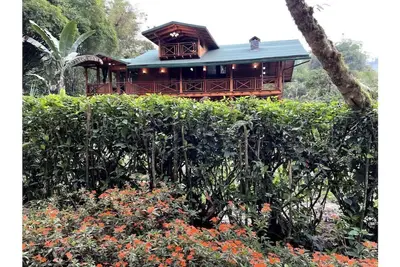 Image de Picturesque cabin in the clouds