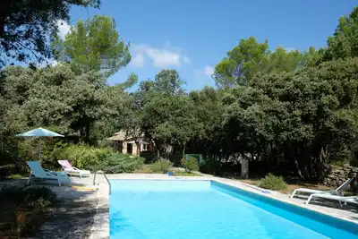 Image de Maison d'architecte au coeur du Luberon. Vaste terrain arboré et grande piscine