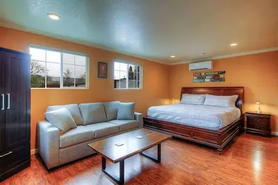 Image de Relaxing place for traveling nurses!