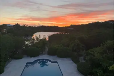 Image de Breezy, eco-friendly, with pool and lagoon view