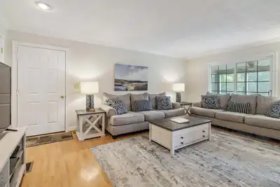 Image de Welcome to Family Lake Time – Your Waterfront Condo!