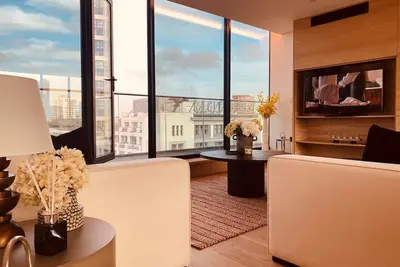 Image de 3 Bed 3 Bath Penthouse with wraparound terrace in the heart of the City London