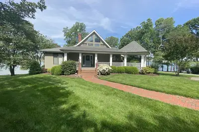 Image de Sunset Lake House with private dock and game room
