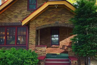 Image de Cozy N Clean Brick Bungalow Dundee- Best Porch Swing in the metro!