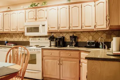 Image de Welcome to Paradise by the Pool – Your Condo Getaway