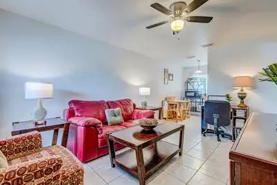 Image de Convenient, dog-friendly beachside condo with Ac & beach chairs - walk to sand