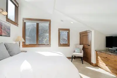 Cozy mountain retreat for your adventure! Fireplace, Hot Tub Access