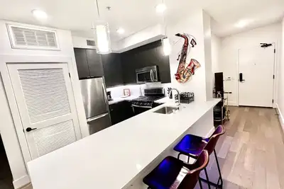 Image de Romantic Luxury Condo w/ Washer & Dryer