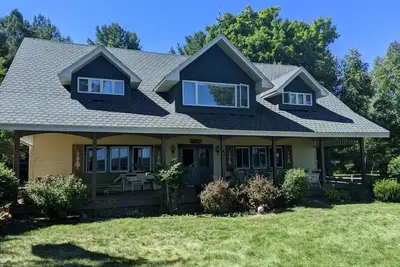 Image de Historic home near Leland. Huge porch, fire pit. Pet ok.