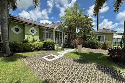 Image de Beautiful West Coast villa, shared pool, Inc Fairmont Beachclub access for four.