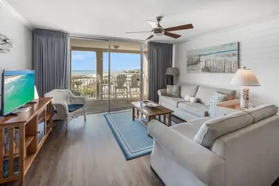 Image de 2br Gulf-View Condo with Bright Coastal Décor + Balcony | Magnolia House 310