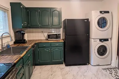 Image de Green and White Chattanooga Cottage-near interstates and free parking