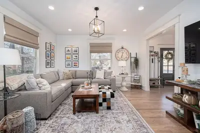 Image de 4 bedroom/2. 5 bath fully restored 1910 beauty minutes from Ku campus & downtown.