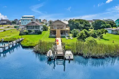 Image de Sound front cottage- Sunsets, private dock & 2 min walk to beach.