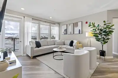 Image de Designer Apt. with Jacuzzi. Walk To Casino & iMax