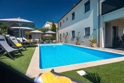 Image de Appartement de vacances aménagé de façon moderne avec piscine