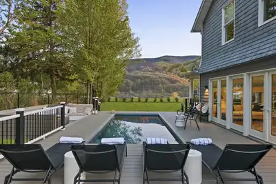 Image de Located in the heart of Hunter, w/ direct views of the slopes, walking. . .