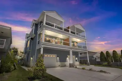 Image de New Construction - Custom Beach Home  - Steps to Beach and Park