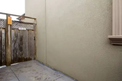 Image de 2 Bedroom basement apartment located in Etobicoke close to subway