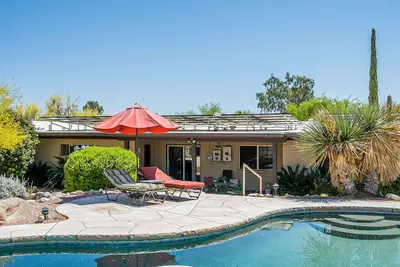 Image de 3 Bedroom Desert Paradise w Deep Pool & Grill