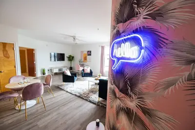 Image de Plush Palm Paradise - West End