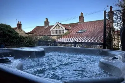 Image de Boutique luxury countryside cottage with hot tub, log burner, 4 poster & firepit