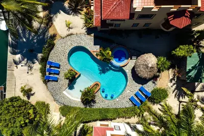 Image de Moderne-Vue sur Piscine-Condominium-Douche