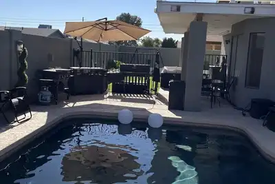 Image de Remodeled 2 story home w/ pool 8 minutes from the State Farm Stadium!