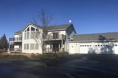 Image de 10 Acres-Killer Mountain Views, Firepit, 2 Kings/2 Queens/4 Sofas-Dog Friendly!