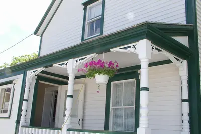 Image de Remodeled Heritage Home in centre of town w/firepit