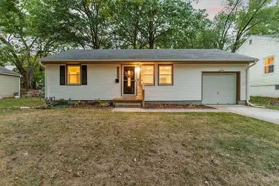 Image de Stunning Home Situated on Quiet a Tree Lined Street