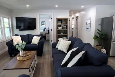 Image de Cozy lakeside home with incredible sunsets