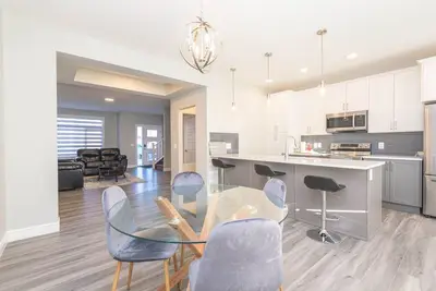 Image de Contemporary Classic Home 2 minutes from a beautiful park!