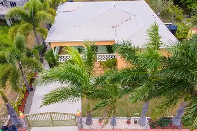 Image de Two bedroom, 2 bathroom house in a tropical palm and garden setting.