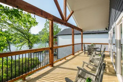 Image de Lakefront, Private Hot Tub, Near Downtown Landing | Blue Pearl