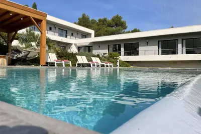 Image de Villa luxueuse. 12x6m piscine à débordement traitement de sel. Vue sur pinède.