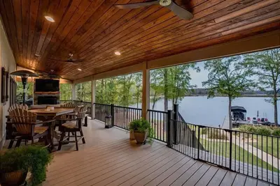 Image de Luxury Lakefront Home • Screened Porch • Max Dock • Kayaks & Paddleboard