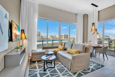 Image de Luxury Amenities: Infinity Pool+ Gym+ Hot Tub