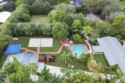 Image de Modern house w/pool & volleyball court