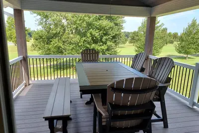 Image de Beautiful new home on golf course