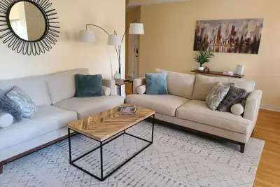 Image de Convenient Location Near Loyola/Northwestern