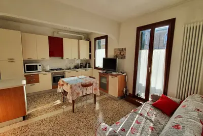 Image de Second floor apartment with balcony and canal view It027042c23zlo5k7x