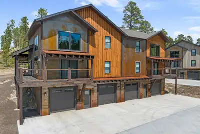 Image de Duplex in popular development, outdoor pool access, paved roads, lots of parking