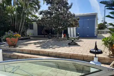 Image de Romantic bungalow right on the water.