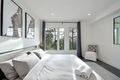 Image de Modern Condo. Forest and Lake Views. Pet Friendly. 5 mins from beach and slopes!