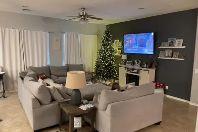 Image de Spacious 5 bedroom home w/ heated pool/hot tub 20 minutes from StateFarm Stadium