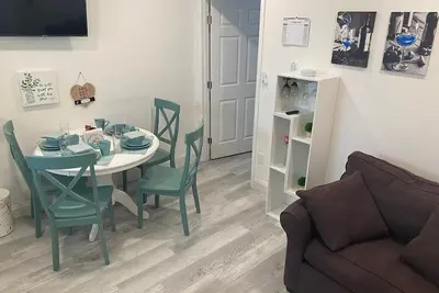 Image de Cozy and Comfy Suite - Perfect Location!